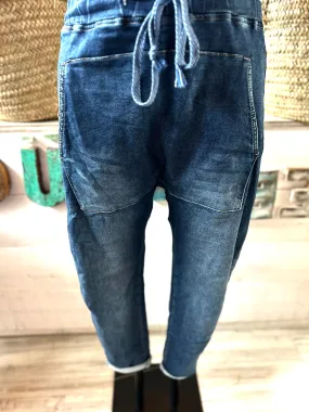 Baggy Jeans mit Kängurutasche