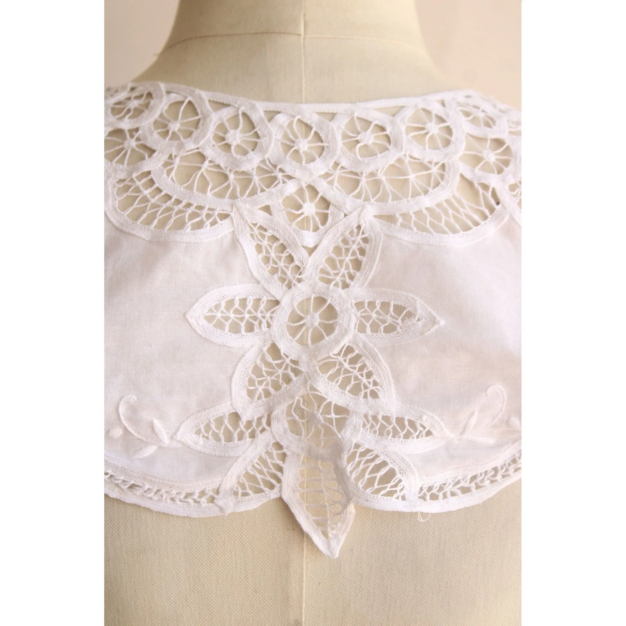 Vintage 1980s White Detachable Collar in Battenburg Lace