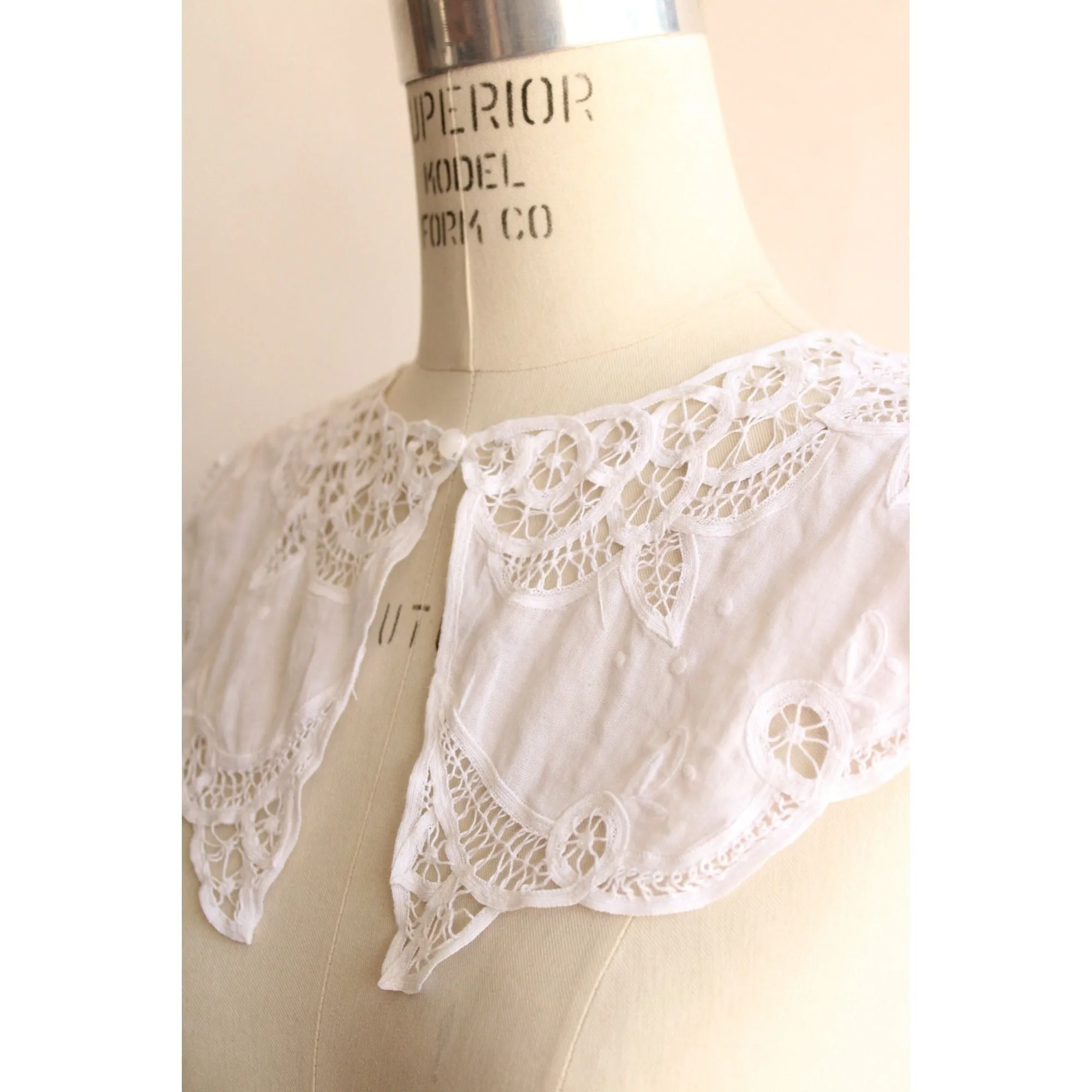 Vintage 1980s White Detachable Collar in Battenburg Lace